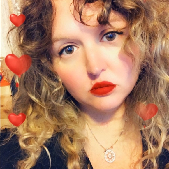 Meet your Posher, Alexis - Picture 1 of 8